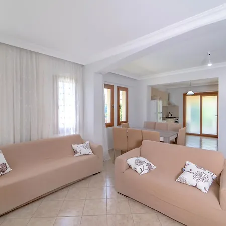 Chic With Pool And Garden 9 Min To Beach Vila